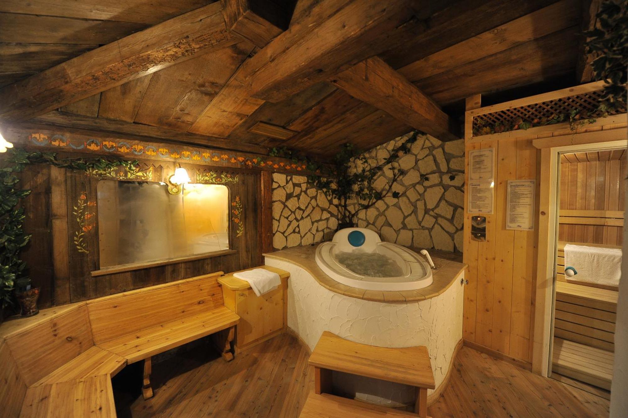 Hotel Cristallo Виго ди Фаса Екстериор снимка