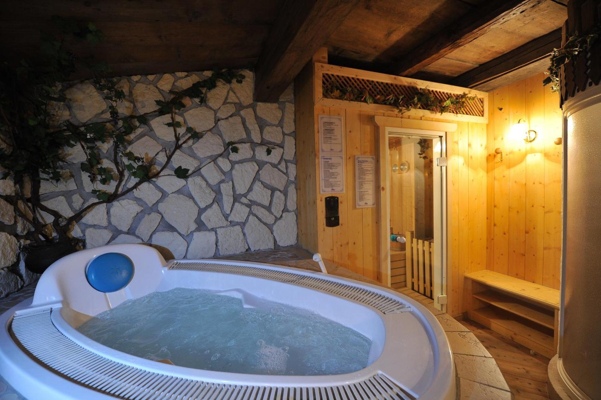 Hotel Cristallo Виго ди Фаса Екстериор снимка
