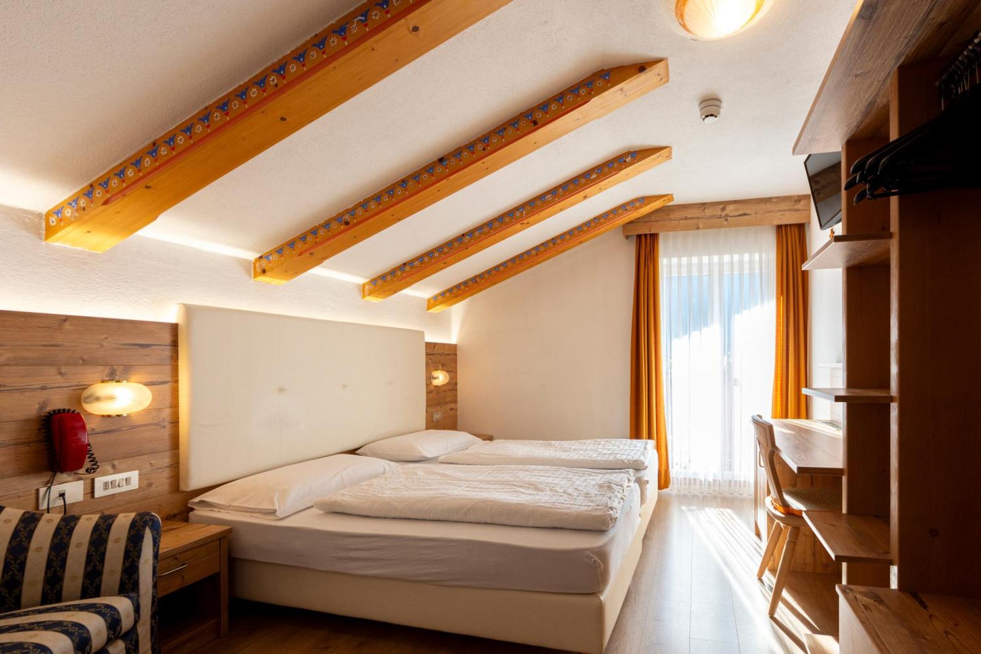 Hotel Cristallo Виго ди Фаса Екстериор снимка
